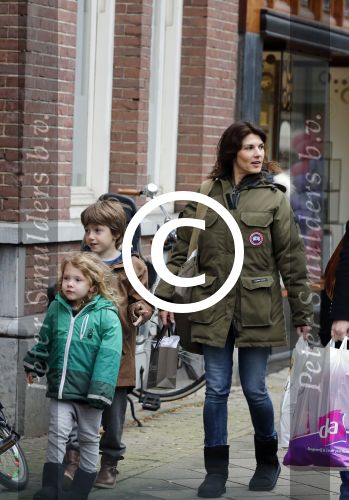 Amsterdam 3 november 2012
Kim v Kooten met haar kinderen aan het winkelen .
Peter Smulders bv