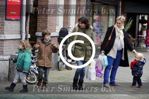 Amsterdam 3 november 2012
Kim v Kooten met haar kinderen aan het winkelen .
Peter Smulders bv