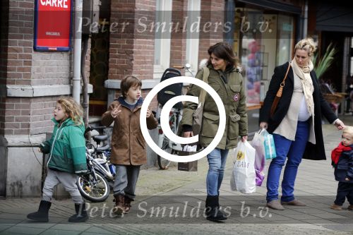 Amsterdam 3 november 2012
Kim v Kooten met haar kinderen aan het winkelen .
Peter Smulders bv