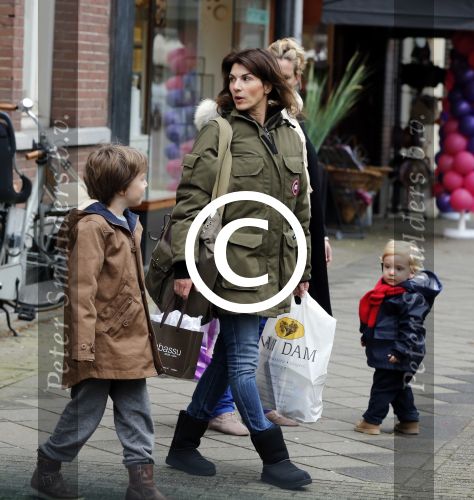 Amsterdam 3 november 2012
Kim v Kooten met haar kinderen aan het winkelen .
Peter Smulders bv