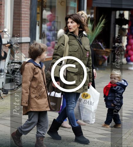 Amsterdam 3 november 2012
Kim v Kooten met haar kinderen aan het winkelen .
Peter Smulders bv