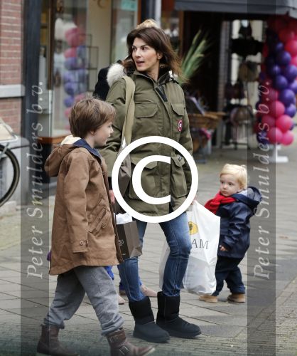 Amsterdam 3 november 2012
Kim v Kooten met haar kinderen aan het winkelen .
Peter Smulders bv