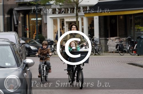 Amsterdam 3 november 2012
Kim v Kooten met haar kinderen aan het winkelen .
Peter Smulders bv