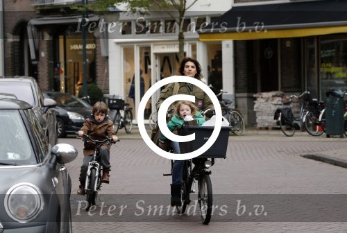 Amsterdam 3 november 2012
Kim v Kooten met haar kinderen aan het winkelen .
Peter Smulders bv