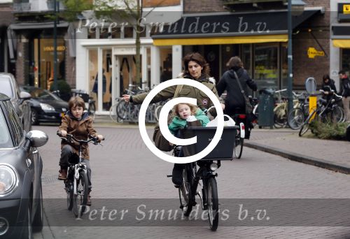 Amsterdam 3 november 2012
Kim v Kooten met haar kinderen aan het winkelen .
Peter Smulders bv