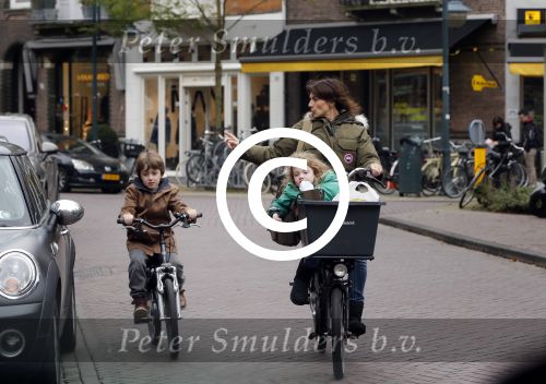 Amsterdam 3 november 2012
Kim v Kooten met haar kinderen aan het winkelen .
Peter Smulders bv