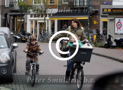 Amsterdam 3 november 2012
Kim v Kooten met haar kinderen aan het winkelen .
Peter Smulders bv