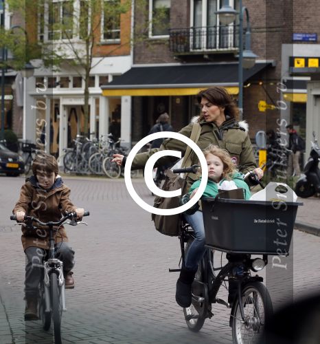 Amsterdam 3 november 2012
Kim v Kooten met haar kinderen aan het winkelen .
Peter Smulders bv