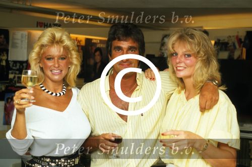 Hilversum, 24 Mei 1983
Ludo Voeten met Vanessa (Connie Breukhoven)de dames van Vulcano en..