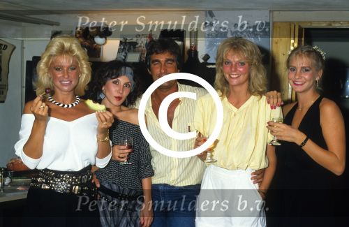 Hilversum, 24 Mei 1983
Ludo Voeten met Vanessa (Connie Breukhoven)de dames van Vulcano en..