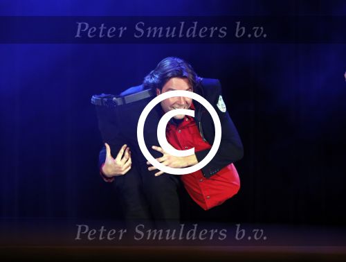 Zeist 21 november 2012
Hans Kazan krijgt prijs in het Fyji theater in Zeist.
Aanwezig zijn zijn zoons Oscar Renzo en Steven alsmede zijn schoondochters Mara en..( Magic Unlimited)
Peter Smulders bv