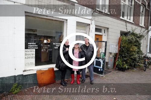 Amsterdam 1 november 2012
vlnr Jolanda de Rooij Margaret Woiski en Hans Heer voor de cafetaria die door
Prins Bernhard jr is gesloten in de pijp.
Peter Smulders bv