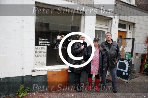 Amsterdam 1 november 2012
vlnr Jolanda de Rooij Margaret Woiski en Hans Heer voor de cafetaria die door
Prins Bernhard jr is gesloten in de pijp.
Peter Smulders bv