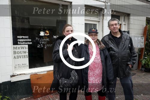 Amsterdam 1 november 2012
vlnr Jolanda de Rooij Margaret Woiski en Hans Heer voor de cafetaria die door
Prins Bernhard jr is gesloten in de pijp.
Peter Smulders bv