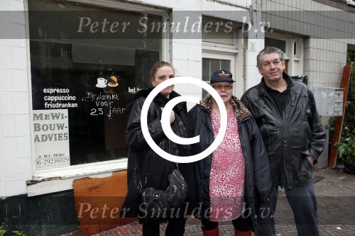 Amsterdam 1 november 2012
vlnr Jolanda de Rooij Margaret Woiski en Hans Heer voor de cafetaria die door
Prins Bernhard jr is gesloten in de pijp.
Peter Smulders bv