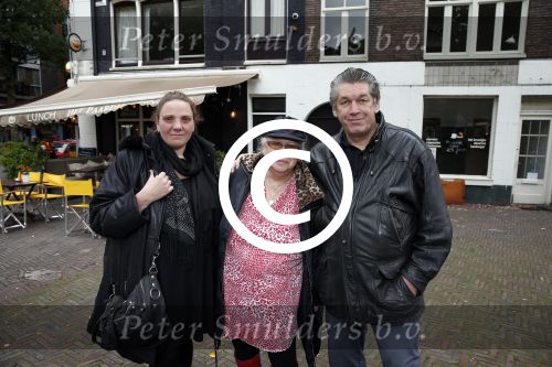 Amsterdam 1 november 2012
vlnr Jolanda de Rooij Margaret Woiski en Hans Heer voor de cafetaria die door
Prins Bernhard jr is gesloten in de pijp.
Peter Smulders bv