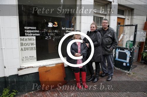 Amsterdam 1 november 2012
vlnr Jolanda de Rooij Margaret Woiski en Hans Heer voor de cafetaria die door
Prins Bernhard jr is gesloten in de pijp.
Peter Smulders bv