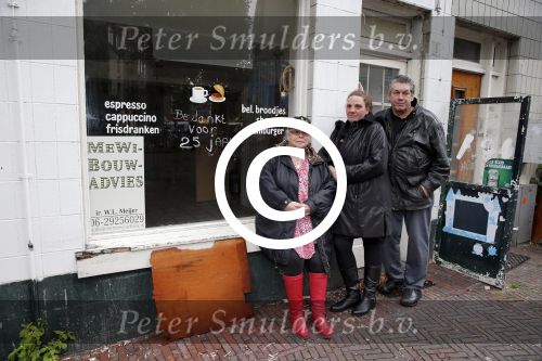 Amsterdam 1 november 2012
vlnr Jolanda de Rooij Margaret Woiski en Hans Heer voor de cafetaria die door
Prins Bernhard jr is gesloten in de pijp.
Peter Smulders bv