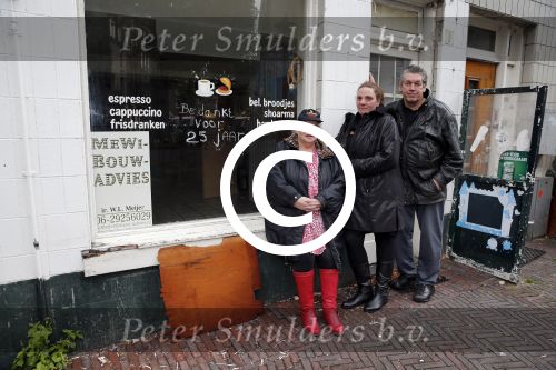 Amsterdam 1 november 2012
vlnr Jolanda de Rooij Margaret Woiski en Hans Heer voor de cafetaria die door
Prins Bernhard jr is gesloten in de pijp.
Peter Smulders bv