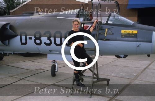 Weesp, 14 Augustus 1989 Marthe Rohling bij haar aangekochte straaljager
Foto Peter Smulders BV