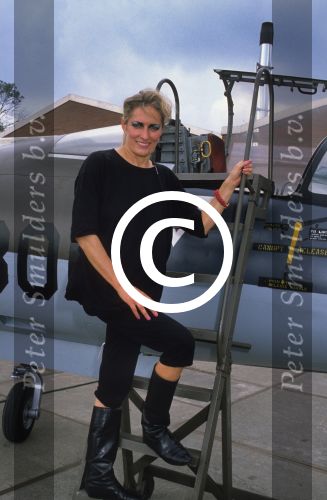 Weesp, 14 Augustus 1989 Marthe Rohling bij haar aangekochte straaljager
Foto Peter Smulders BV