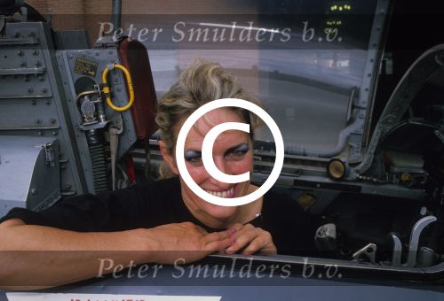 Weesp, 14 Augustus 1989 Marthe Rohling bij haar aangekochte straaljager
Foto Peter Smulders BV