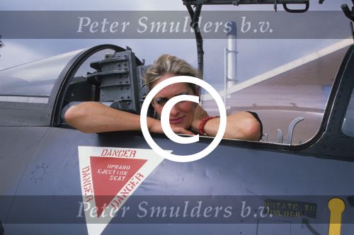 Weesp, 14 Augustus 1989 Marthe Rohling bij haar aangekochte straaljager
Foto Peter Smulders BV