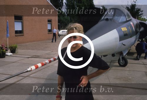 Weesp, 14 Augustus 1989 Marthe Rohling bij haar aangekochte straaljager
Foto Peter Smulders BV