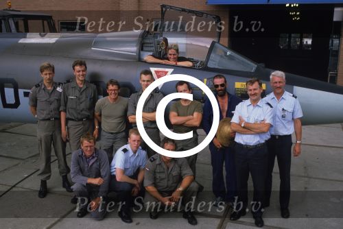 Weesp, 14 Augustus 1989 Marthe Rohling bij haar aangekochte straaljager
Foto Peter Smulders BV