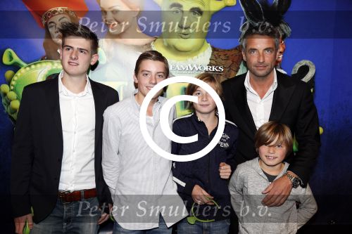 Amsterdam 4 november 2012
Premiere Shrek in het theater van de RAI. Matthias Scholten met zoons en vriendjes
Peter Smulders bv