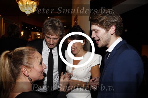 Amsterdam 19 oktober 2012
Uitreiking televizierring in carre. Matthijs v Nieuwkerk met zijn vrouw en zoon
Peter Smulders bv