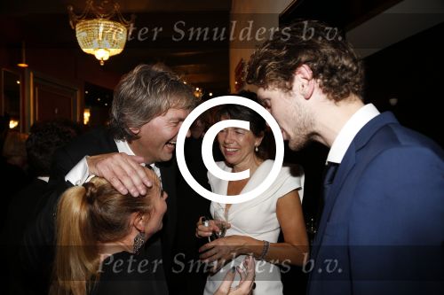 Amsterdam 19 oktober 2012
Uitreiking televizierring in carre. Matthijs v Nieuwkerk met zijn vrouw en zoon
Peter Smulders bv