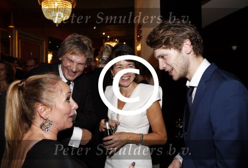 Amsterdam 19 oktober 2012
Uitreiking televizierring in carre. Matthijs v Nieuwkerk met zijn vrouw en zoon
Peter Smulders bv