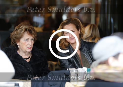 Amsterdam 11 november 2012
Paulien Huizinga met moeder op terras.
Peter Smulders bv