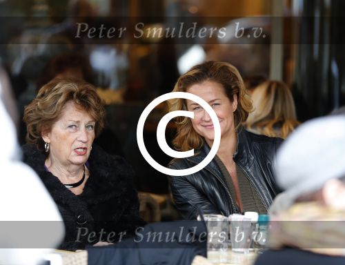 Amsterdam 11 november 2012
Paulien Huizinga met moeder op terras.
Peter Smulders bv