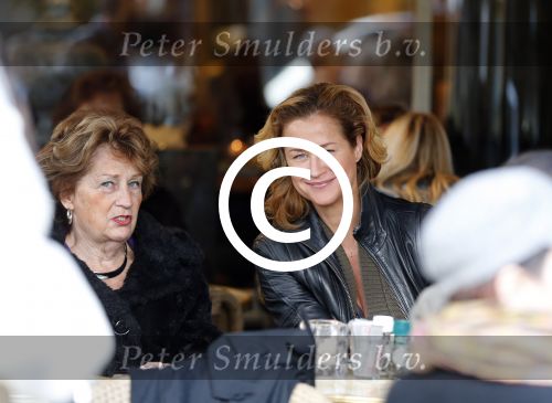 Amsterdam 11 november 2012
Paulien Huizinga met moeder op terras.
Peter Smulders bv