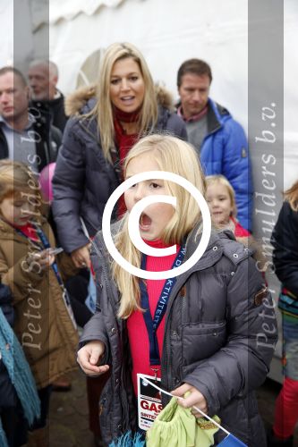 Schevenigen 17 november 2012
Prinses Maxima met Amalia Ariane en Alexia bij binnenkomst Sinterklaas in scheveningen.
Peter Smulders bv