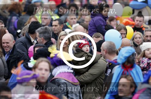 Schevenigen 17 november 2012
Prinses Maxima met Amalia Ariane en Alexia bij binnenkomst Sinterklaas in scheveningen.
Peter Smulders bv