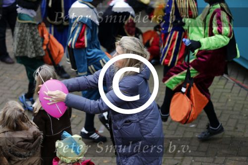 Schevenigen 17 november 2012
Prinses Maxima met Amalia Ariane en Alexia bij binnenkomst Sinterklaas in scheveningen.
Peter Smulders bv