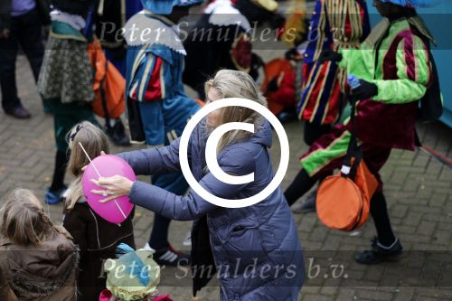 Schevenigen 17 november 2012
Prinses Maxima met Amalia Ariane en Alexia bij binnenkomst Sinterklaas in scheveningen.
Peter Smulders bv