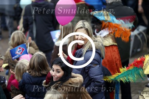 Schevenigen 17 november 2012
Prinses Maxima met Amalia Ariane en Alexia bij binnenkomst Sinterklaas in scheveningen.
Peter Smulders bv
