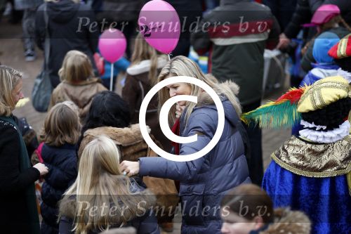 Schevenigen 17 november 2012
Prinses Maxima met Amalia Ariane en Alexia bij binnenkomst Sinterklaas in scheveningen.
Peter Smulders bv