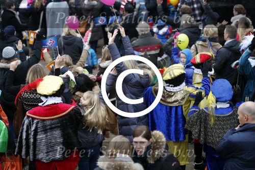 Schevenigen 17 november 2012
Prinses Maxima met Amalia Ariane en Alexia bij binnenkomst Sinterklaas in scheveningen.
Peter Smulders bv