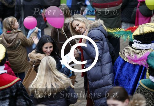 Schevenigen 17 november 2012
Prinses Maxima met Amalia Ariane en Alexia bij binnenkomst Sinterklaas in scheveningen.
Peter Smulders bv