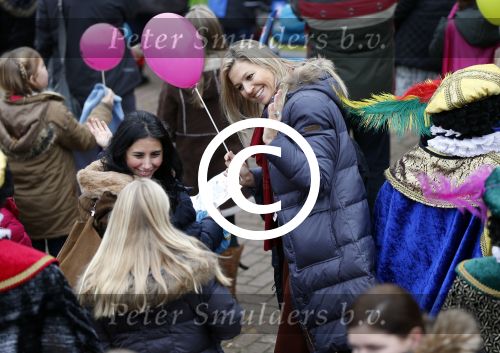 Schevenigen 17 november 2012
Prinses Maxima met Amalia Ariane en Alexia bij binnenkomst Sinterklaas in scheveningen.
Peter Smulders bv