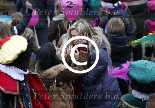 Schevenigen 17 november 2012
Prinses Maxima met Amalia Ariane en Alexia bij binnenkomst Sinterklaas in scheveningen.
Peter Smulders bv