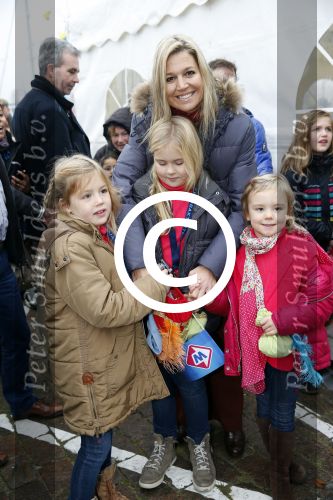 Schevenigen 17 november 2012
Prinses Maxima met Amalia Ariane en Alexia bij binnenkomst Sinterklaas in scheveningen.
Peter Smulders bv