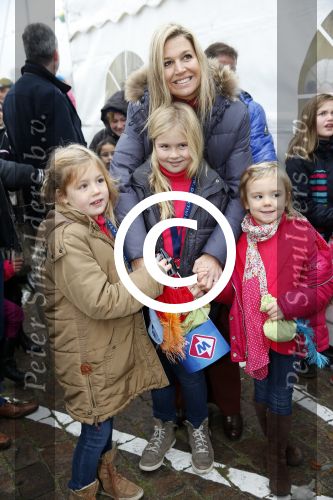 Schevenigen 17 november 2012
Prinses Maxima met Amalia Ariane en Alexia bij binnenkomst Sinterklaas in scheveningen.
Peter Smulders bv