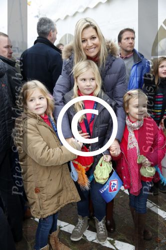 Schevenigen 17 november 2012
Prinses Maxima met Amalia Ariane en Alexia bij binnenkomst Sinterklaas in scheveningen.
Peter Smulders bv