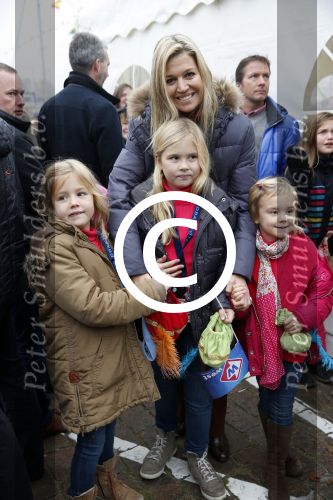 Schevenigen 17 november 2012
Prinses Maxima met Amalia Ariane en Alexia bij binnenkomst Sinterklaas in scheveningen.
Peter Smulders bv